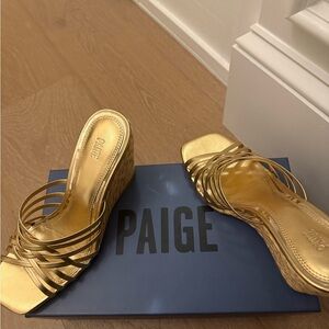 PAIGE Skyler Metallic Gold Multi-Strap Wedge Sandals Brand New in the Box
